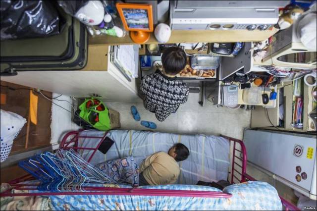 towering_apartment_buildings_provide_tiny_cramped_accommodation_for_residents_in_hong_kong_640_03