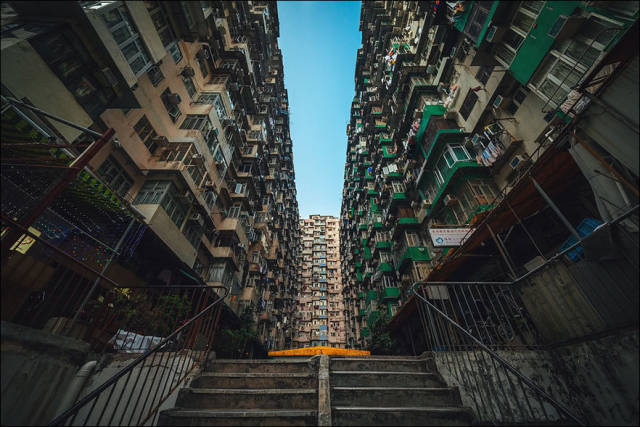 towering_apartment_buildings_provide_tiny_cramped_accommodation_for_residents_in_hong_kong_640_05