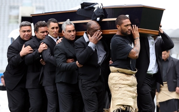jonah_lomu_casket_3513566br