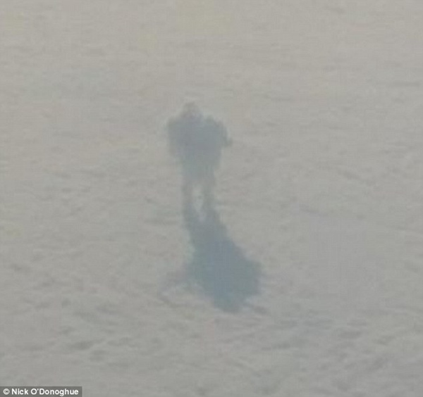 3031A0EA00000578-3399089-Flyer_Nick_O_Donoghue_noticed_the_bizarre_figure_in_the_sky_and_-a-4_1452868853706r