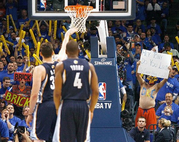getting_basketball_players_distracted_640_08r