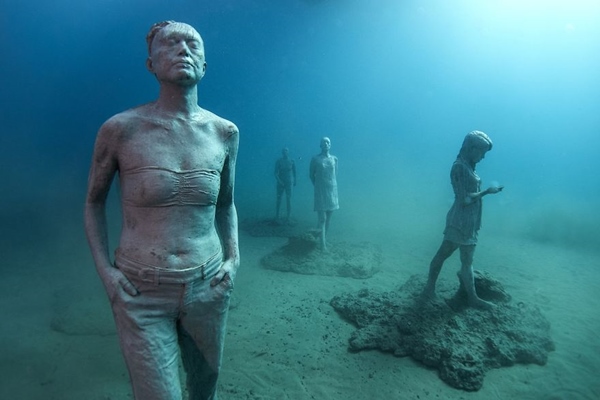 breathtaking-underwater-museum-turns-ocean-floor-into-art-gallery-and-doubles-as-artificial-ree-10__880r