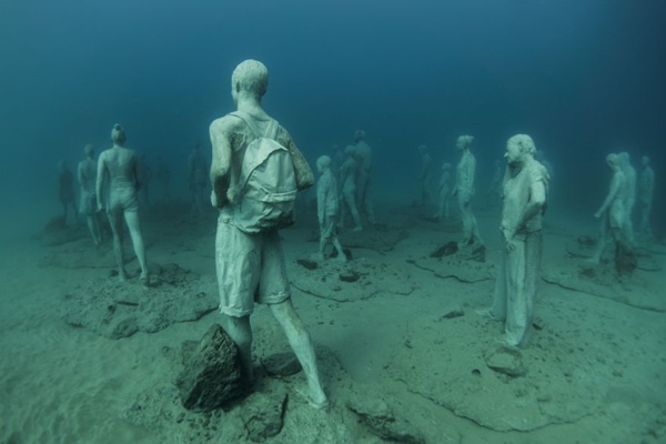 breathtaking-underwater-museum-turns-ocean-floor-into-art-gallery-and-doubles-as-artificial-ree-11__880r