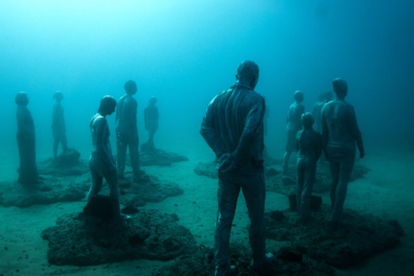 breathtaking-underwater-museum-turns-ocean-floor-into-art-gallery-and-doubles-as-artificial-ree-12__880r