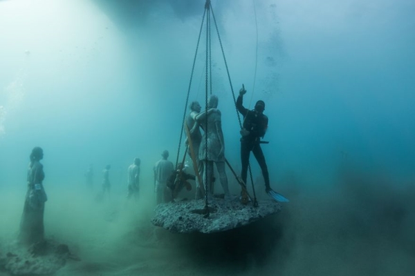 breathtaking-underwater-museum-turns-ocean-floor-into-art-gallery-and-doubles-as-artificial-ree-14__880r
