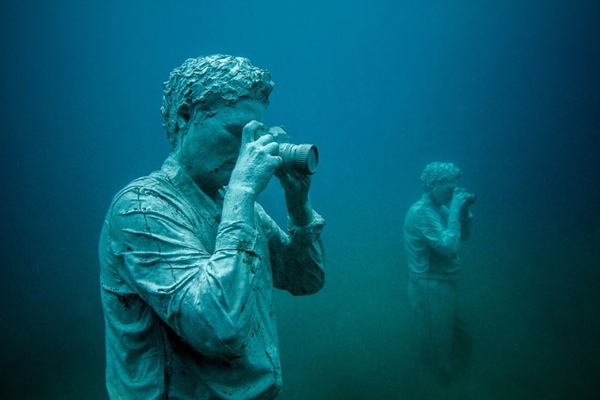 breathtaking-underwater-museum-turns-ocean-floor-into-art-gallery-and-doubles-as-artificial-ree-16__880r