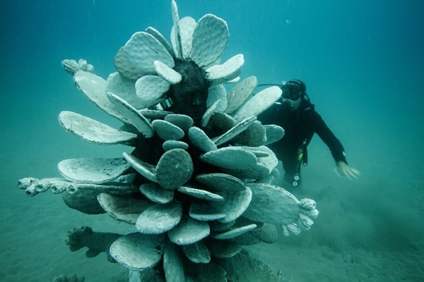 breathtaking-underwater-museum-turns-ocean-floor-into-art-gallery-and-doubles-as-artificial-ree-171r