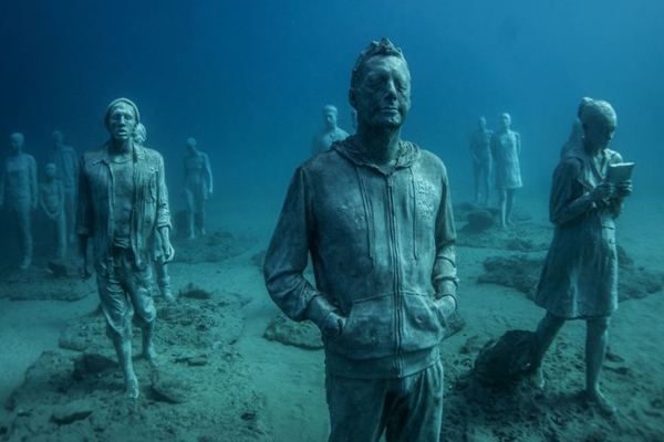 breathtaking-underwater-museum-turns-ocean-floor-into-art-gallery-and-doubles-as-artificial-ree-9__880r