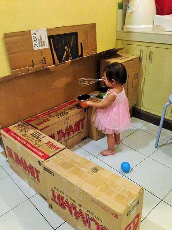DIY-Play-Kitchen-Made-of-boxes-01r