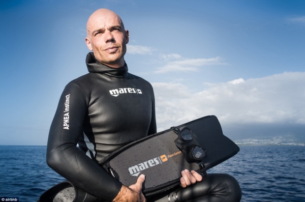 32A2A01000000578-3513560-Fred_Buyle_a_world_record_breaking_freediver_underwater_photogra-a-13_1459244318258r