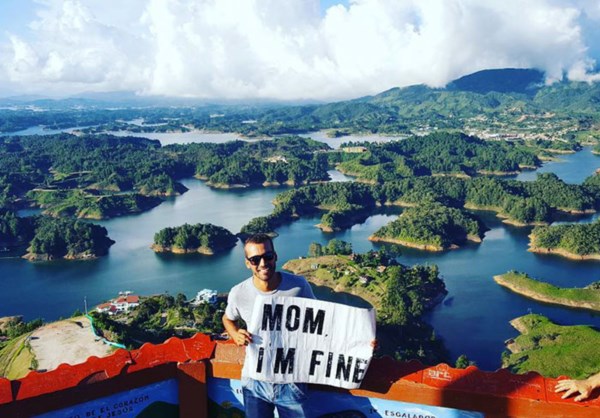 mom-im-fine-guy-travels-around-the-world-jonathan-quinonez-7r