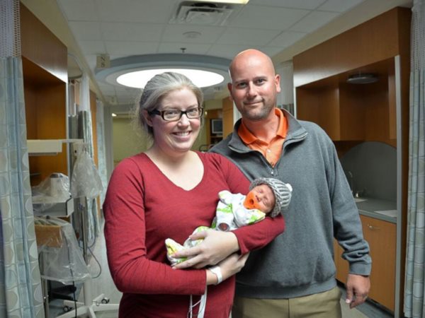 86-year-old-man-knit-tiny-hats-for-premature-babies-ed-moseley-3r