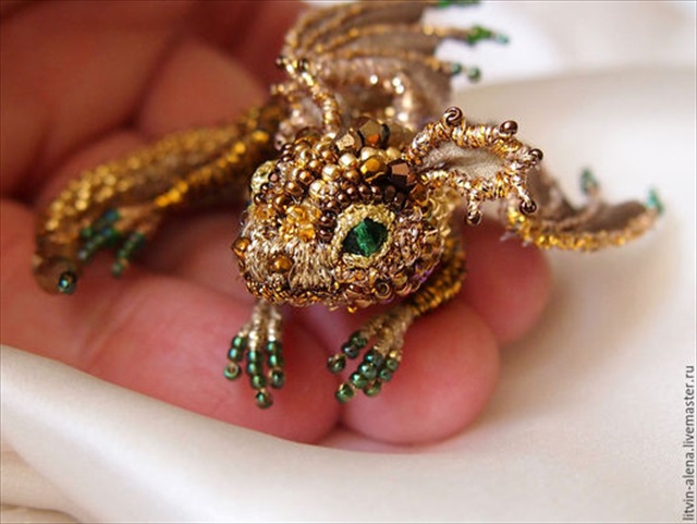 fa0cc261df8c12f165122eaab8fr--jewellery-brooch-dragon-goldie-embroidered-dragon-golden-drag_R