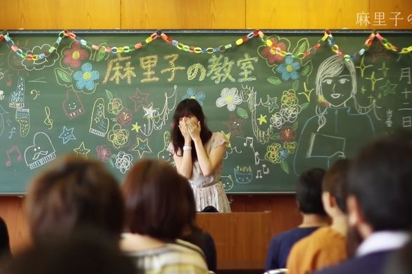 【心温まるムービー】仲間たちが花嫁のために作ったサプライズ“麻里子の教室”が感動！