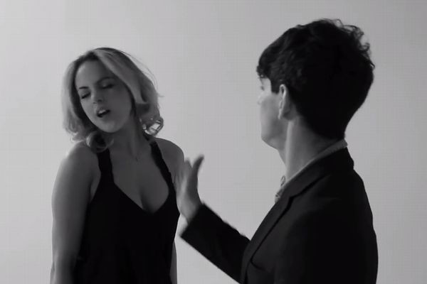 初対面同士がキス?ではなく今度は強烈ビンタするパロディ動画「THE SLAP」