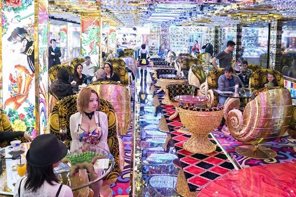 【カオス】外国人観光客の名所となりつつある“ロボットレストラン”が海外で話題に