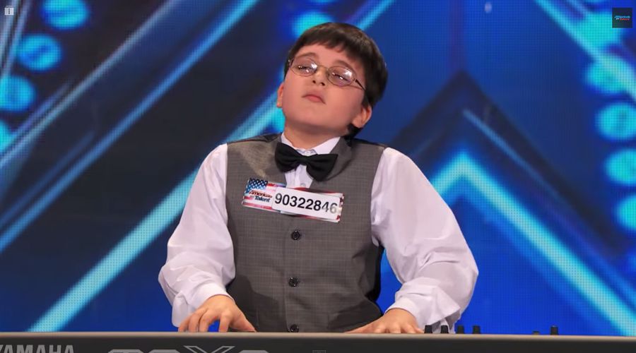 9歳の天才少年現る!乗り移ったかのようにシンセサイザーを弾く姿に観客も騒然!