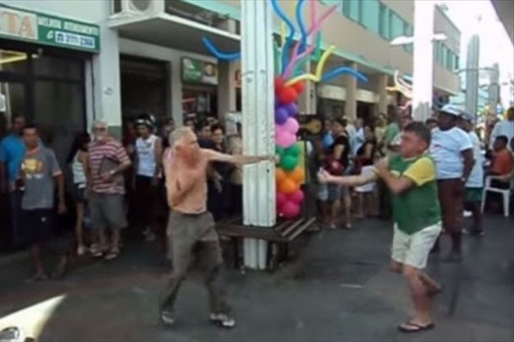 おじいちゃん同士のケンカが白熱 でもパンチが一発も当たらない Fundo