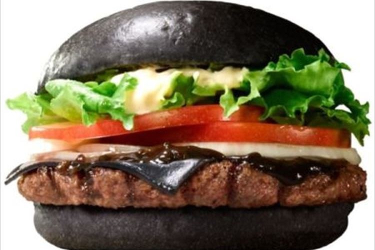 バーガーキングから再び発売する真っ黒バーガーが想像以上に黒かった