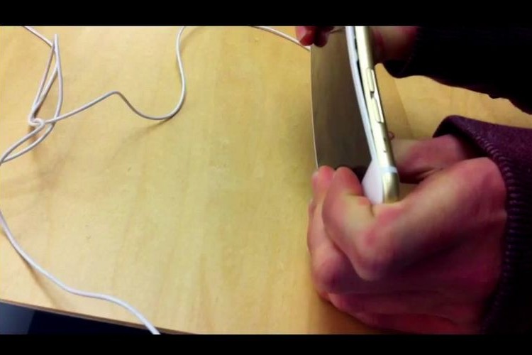 15歳少年「アップルストアにあるiPhone 6を折り曲げてみた」→炎上→「すみません弁償します」