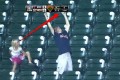 ファールボールをゲットして大喜びの男性がその後にとった行動に賞賛の声
