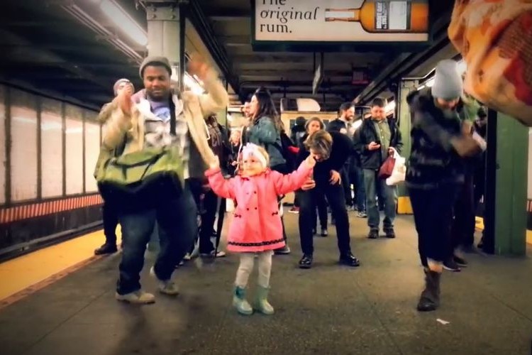 ニューヨークの地下鉄で起きた楽しい宴。少女の素敵なダンスが周りのみんなを巻き込む