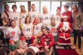 家族集合写真でサプライズプロポーズ「MERRY XMAS」が一瞬で「MARRY ME?」に!