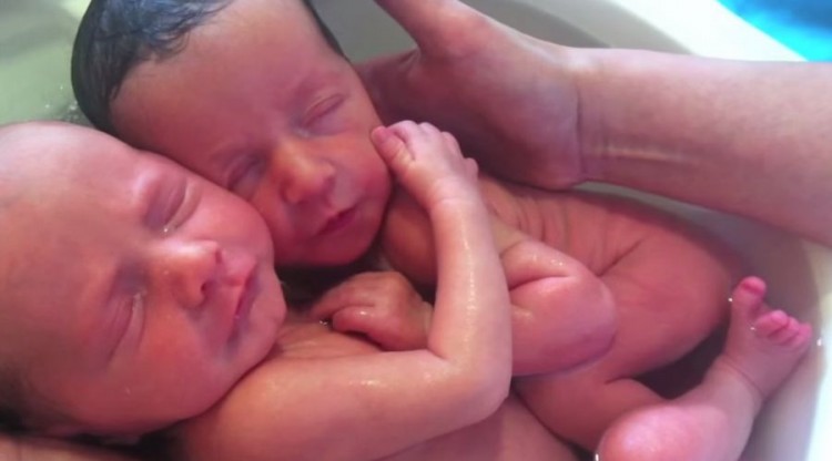 生まれたことに気付いていない？ハグしたまま気持ち良さそうに入浴する双子の赤ちゃん FUNDO