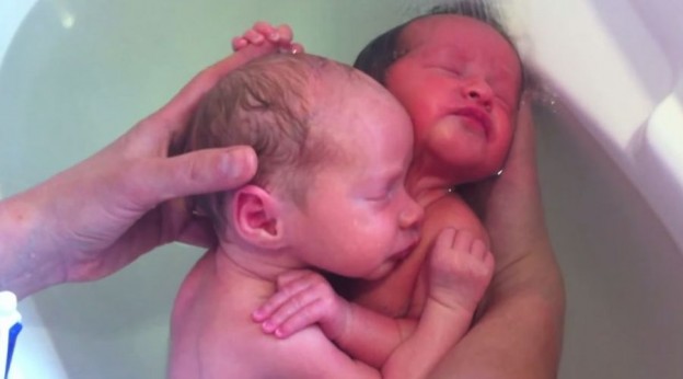 生まれたことに気付いていない？ハグしたまま気持ち良さそうに入浴する双子の赤ちゃん FUNDO