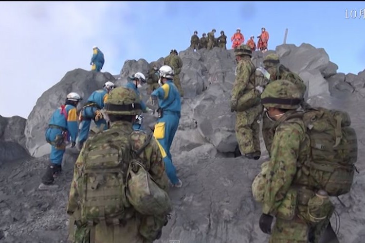 戦後最悪の火山被害“御嶽山”での災害派遣活動映像を自衛隊が公開。想像以上に過酷な現場だった