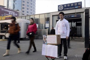 白血病の息子のため1発200円の殴られ屋で治療費を稼ぐ父親が中国で大きな話題に