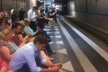 「最近の若者は電車でスマホばっかりいじって...」に反論する昔と今の比較画像