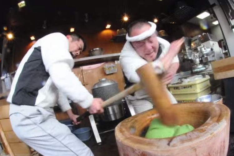 これぞ伝統芸!超高速で餅つきをする神業が海外でも話題に