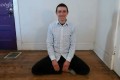 謎過ぎる!海外で異質YouTuberが人気!彼のネタは笑顔でただそこに座り続けるのみ!
