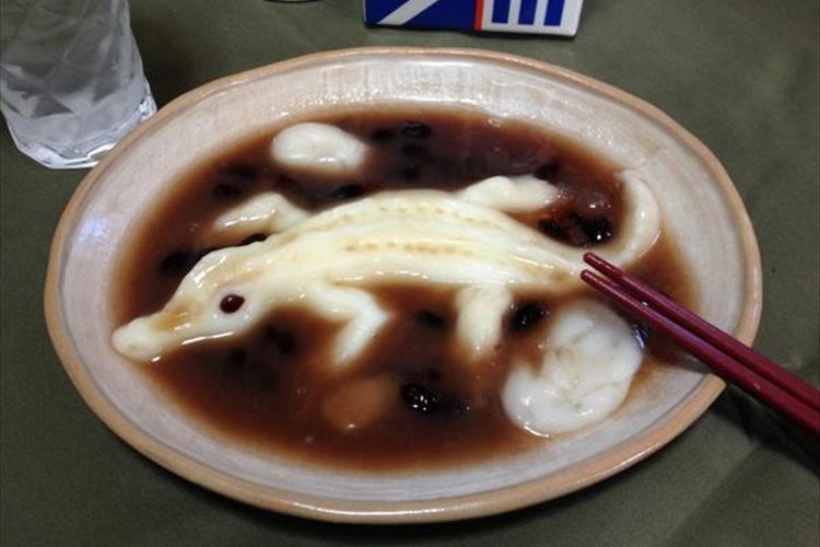 工夫の方向がおかしい 余ったおぜんざいにワニを入れてみた画像が話題に Fundo