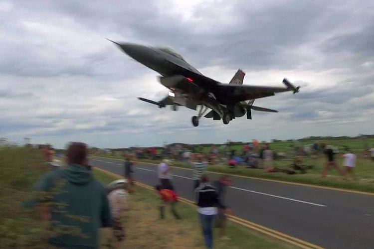 【これはヤバい】戦闘機F-16の超低空飛行がスレスレ過ぎて頭をかすりそう