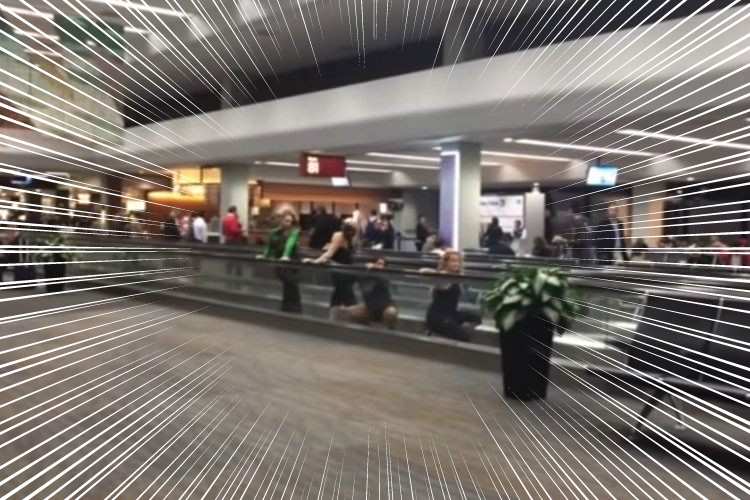 【なりきり】空港の動く歩道でビヨンセを踊ってみたら観客に大ウケ!