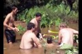 【衝撃映像】まさかの展開!目の前で排水口に少年が吸い込まれてしまった!!その後出口からひょっこり生還