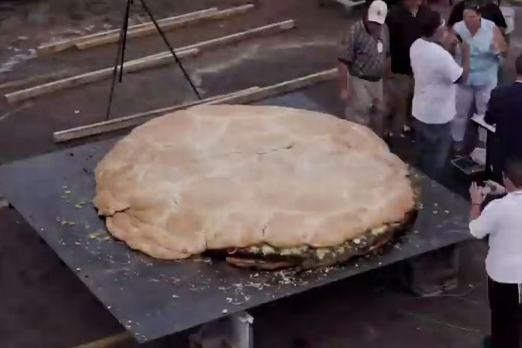 【巨大】ハンバーガーの本場アメリカが作った世界最大のハンバーガー!なんとその重量約1トン!