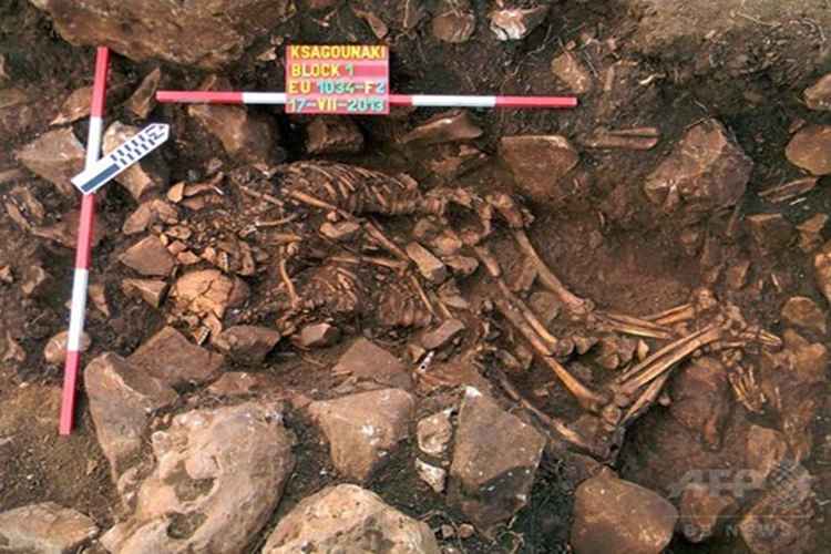 【ロマンチック】6,000年前の男女揃った遺骨を発見!なんと抱き合ったまま埋葬されていた