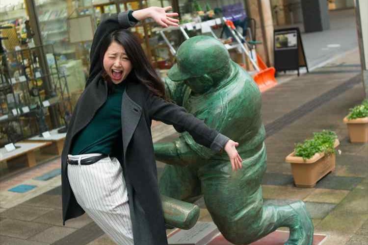 躍動感がハンパない!ドカベンにケツバットされる女性がたちが急増中