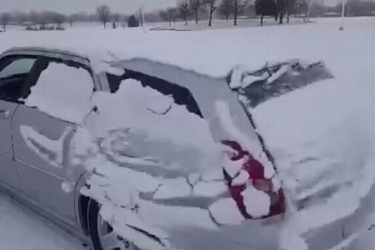 【この発想はなかった】車に積もった雪を一瞬で吹き飛ばす方法！