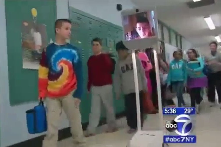 ロボットは学校一の人気者。病気の少年はいつも通り授業を受け、同級生とランチする