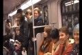 【おもしろ動画】笑いは伝染する!ひとりの女性から電車内が笑いの渦に