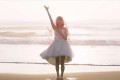 ウェディングドレス姿でダンス!まなこさん、最新作で唇を狙われる!?