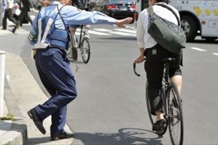 自転車運転中の「スマホ」も摘発対象？…6/1施行「改正道路交通法」とは