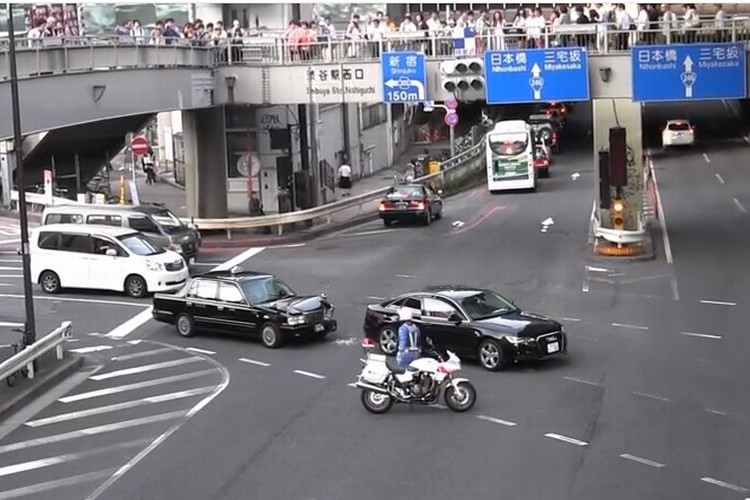 【渋谷・追突事故に様々な意見】白バイ発進⇒乗用車急停止⇒タクシー追突