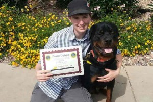 「自分を傷付けないで」アスペルガーの発作に苦しむ飼い主を必死にとめる献身的な犬に涙