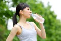 飲みかけのペットボトルで細菌が増殖!食中毒の危険も!