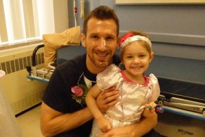 白血病を患う4才の女の子が、恋する看護師と即席の結婚式